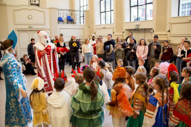 Spectacle du Nouvel An : le Père Gel et les enfants en costumes
